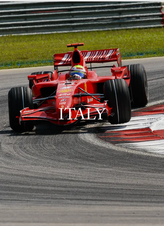 Monza F1 義大利大獎賽現場,Ferrari 賽車疾馳於賽道彎道,體驗義大利賽車文化與極速魅力。