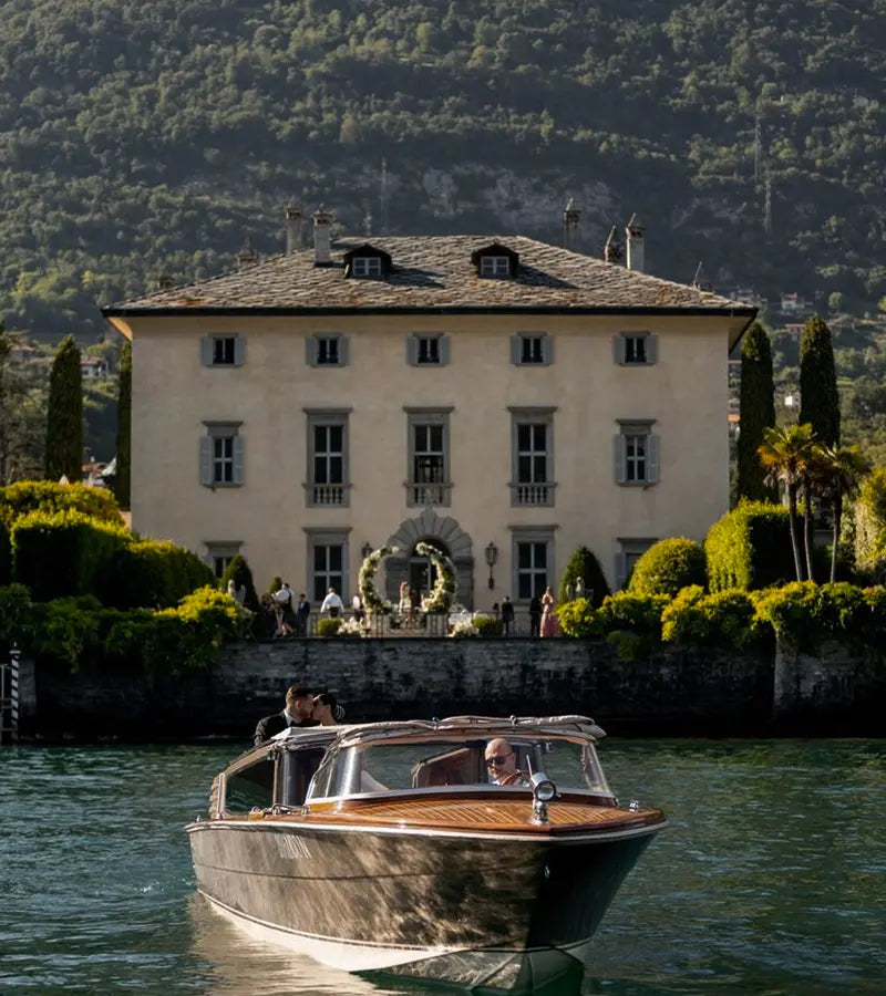 科莫湖畔的貴族別墅 Villa Balbiano，湖面上遊艇與山景交織