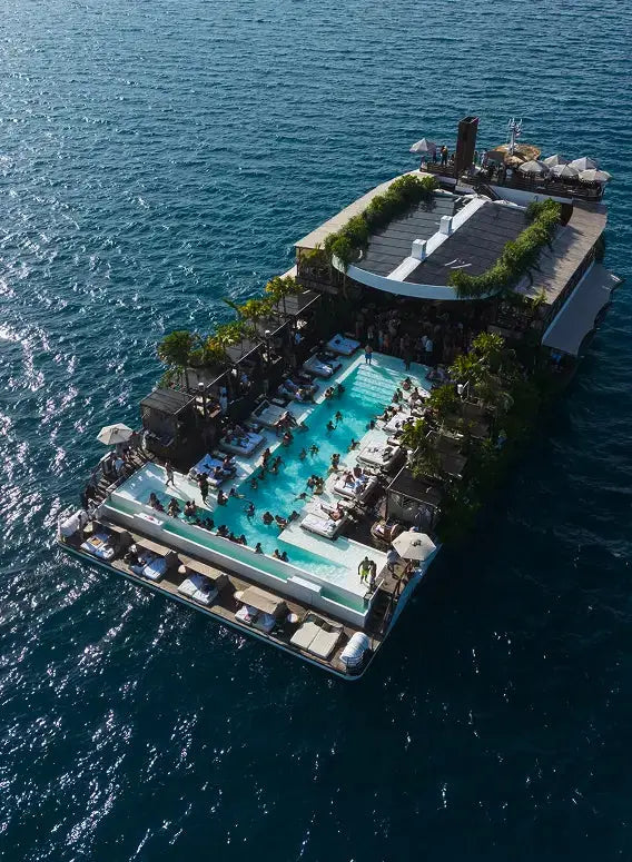 Yona Boat Club Phuket漂浮泳池派對，旅人於普吉島海上享受音樂與日光浴，體驗最潮的海島夜生活。