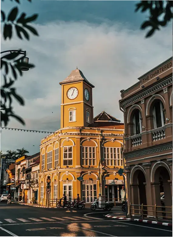 Phuket Old Town 普吉島老城區，中葡風格建築與百年鐘樓構築濃厚歷史氛圍，展現泰國南部的異國優雅魅力。