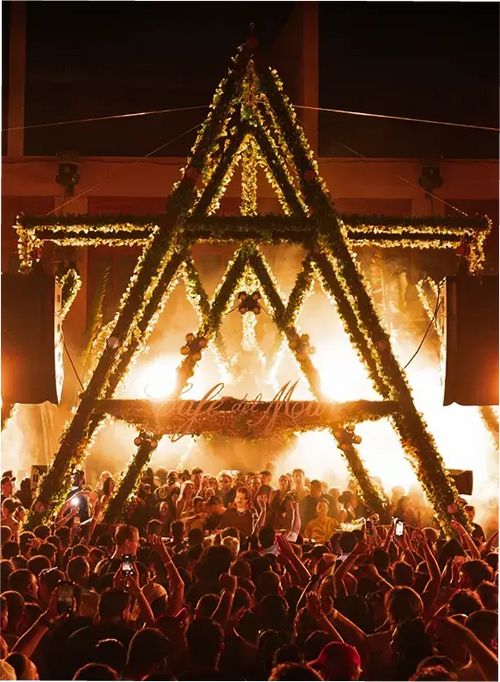 普吉島Café del Mar海灘派對現場，旅人隨著音樂與燈光盡情狂歡，是愛皮旅遊 Phuket 奢華行程亮點之一。